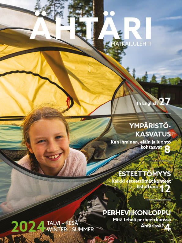 Ähtärin matkailulehden kansikuva, jossa on hymyilevä tyttö Tentsile-teltassa.